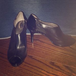 Black peep toe shoe